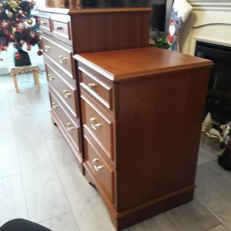 BEAUTIFUL STAG CHEST OF DRAWERS TOGETHER WITH A MATCHING BEDSIDE CHEST FOR SALE . COULD DELIVER .