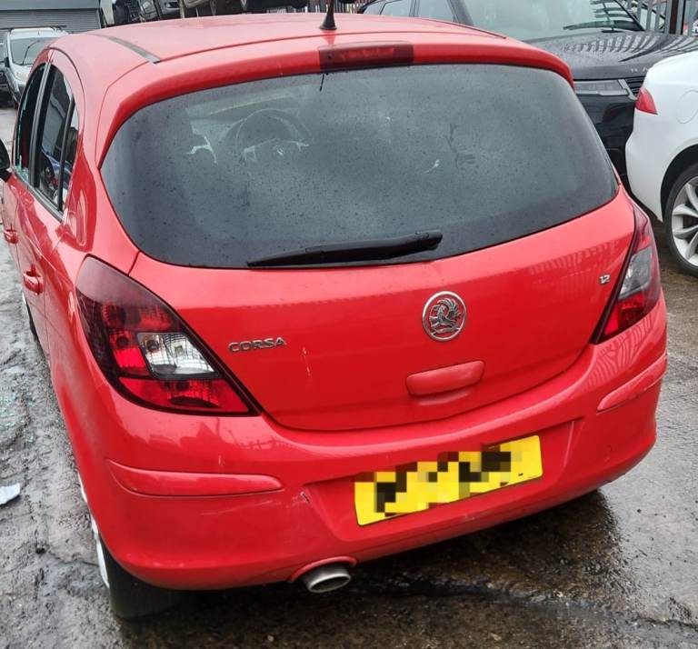Breaking spare parts vauxhall corsa d red 