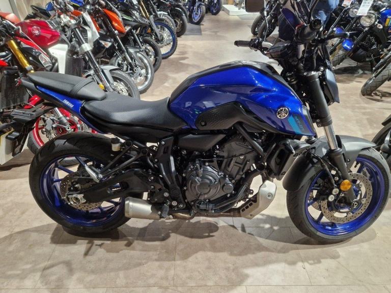 YAMAHA MT 07 IN BLUE