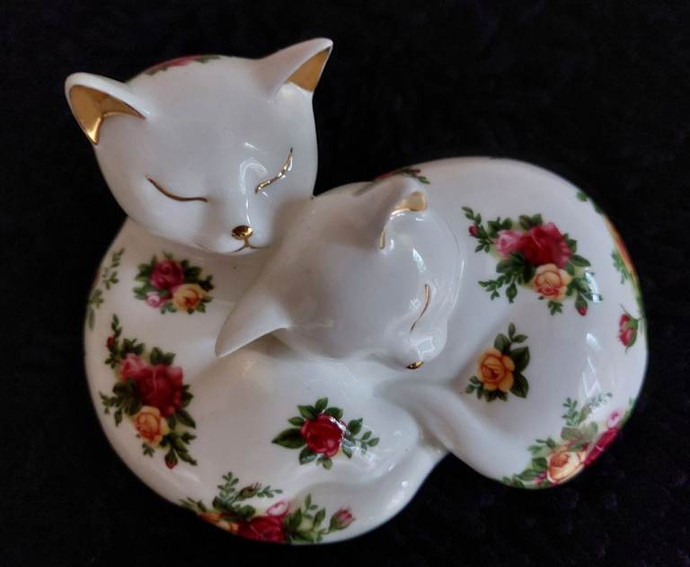 ROYAL ALBERT OLD COUNTRY ROSES SLEEPING CATS FIGURINE 