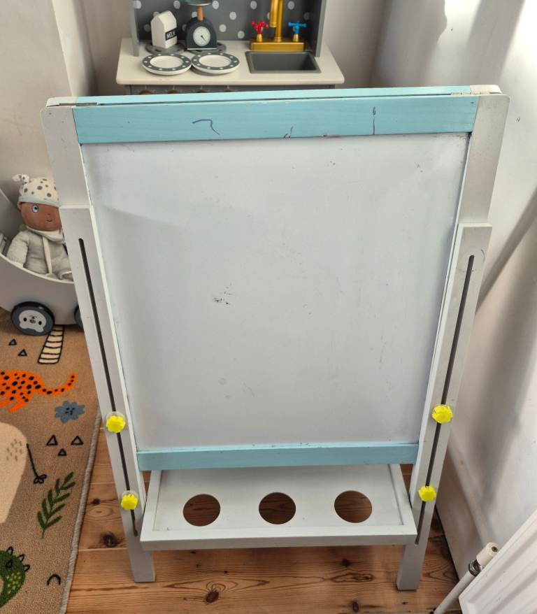 Childrens art easel 