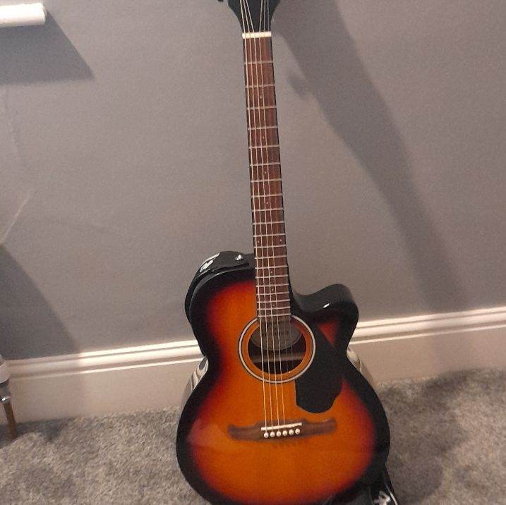 Guitar Fender FA-Series Acoustic – Sunburst, includes capo, strap, case. CASH on collection only 