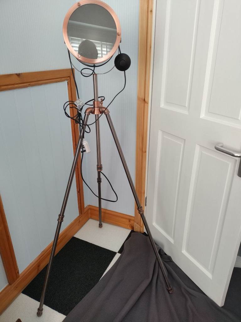 LARGE METAL TRIPOD FLOOR STANDING VINTAGE RETRO STEAMPUNK STYLE SEARCHLIGHT LAMP