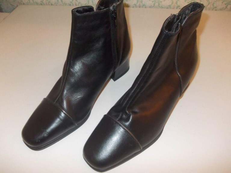 Soft Italian leather ankle boots, size 6 -unworn.