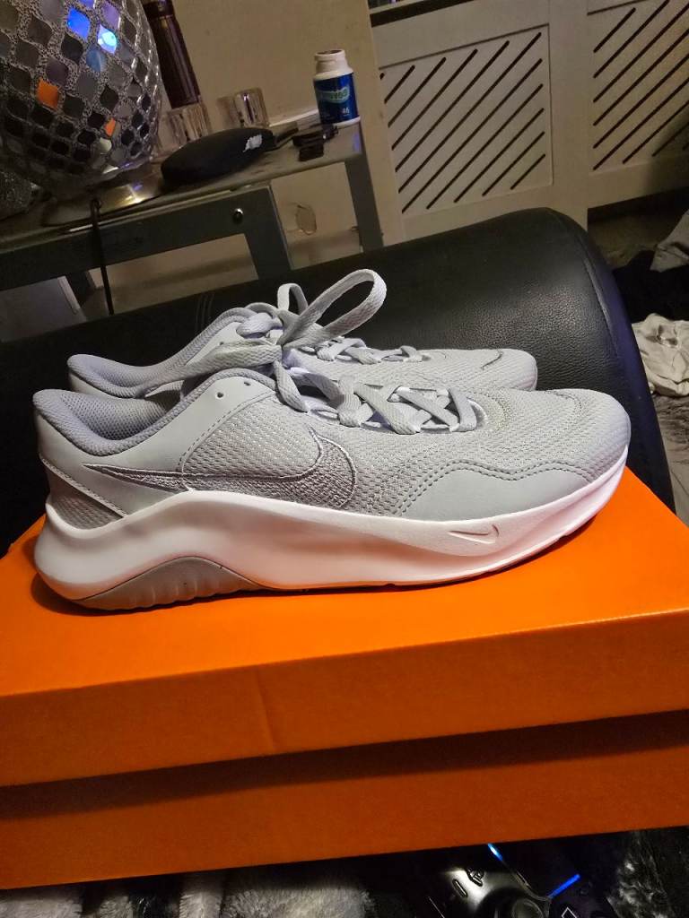 Women's nike legend essential 3 size 6