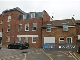1 bedroom flat in Weybourne House, Chertsey, KT16 (1 bed) (#2776223)
