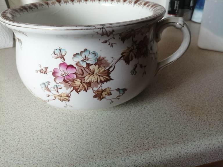 VINTAGE FLORAL  CHINA CHAMBER POT EX CONDITION SOUTHSEA PO5 2RE 