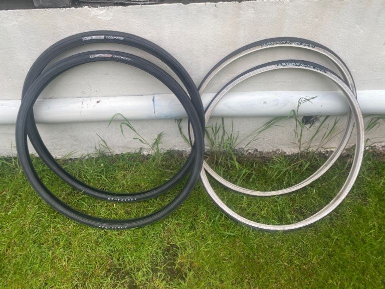 4 Bicycle road tyres, 2 nos. Bontrager 700x35c, 2 nos. Michelin 700x25c