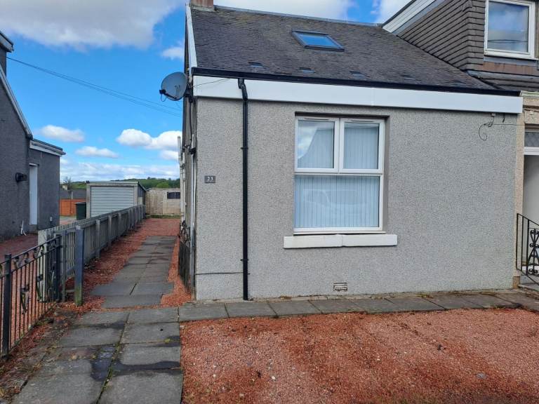 2 bedroom unfurnished end terrace in Shotts, available now.