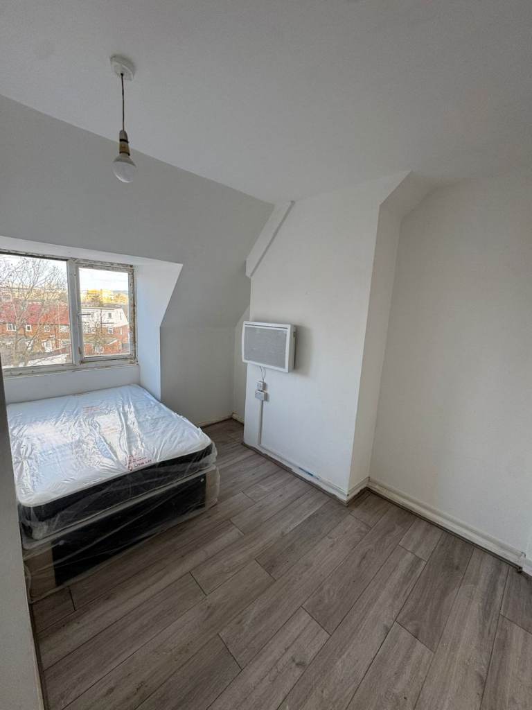 FULLY FURNISHED STUDIO FLAT TO RENT in Burnt oak £1,250 PCM