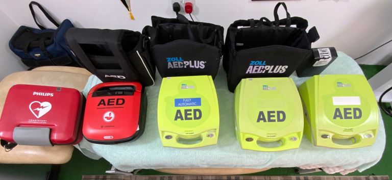 DEFIBRILLATOR MULTIPLE ALL IN EXCELLENT CONDITION, DEALS ON ONE OR MORE