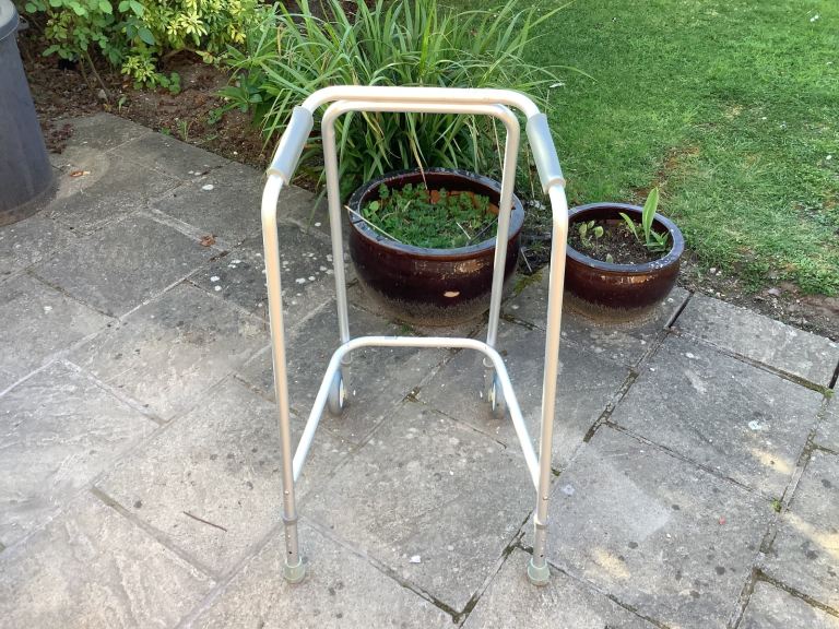 ALUMINIUM WALKING FRAME WITH WHEELS COOPER.