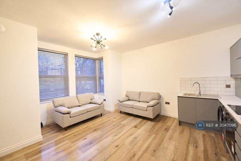 1 bedroom flat in Broomfield Crescent, Leeds, LS6 (1 bed) (#3047096)