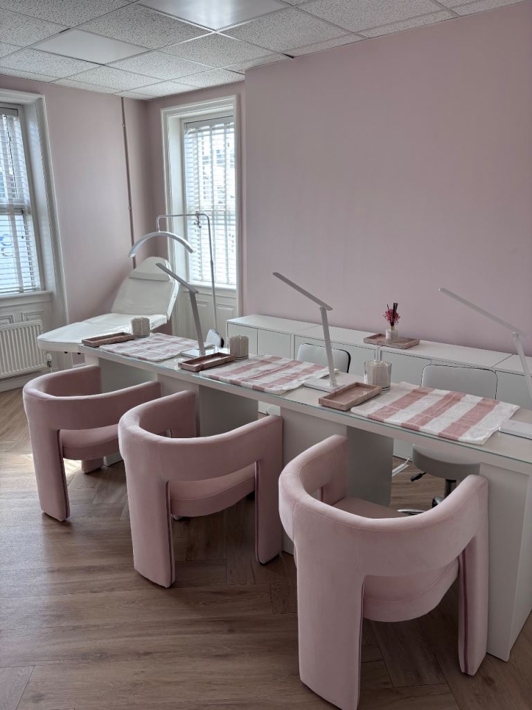 Nail desk to rent YEADON 