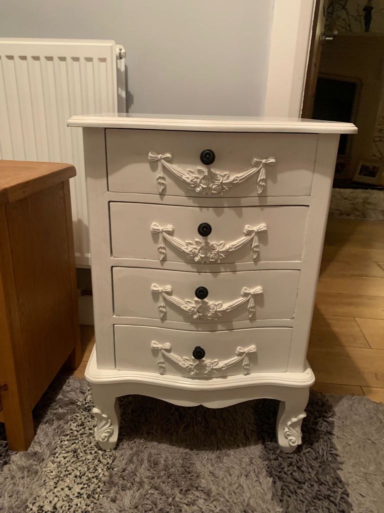 image for White chest of drawers 