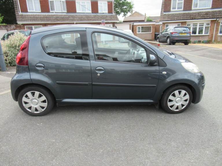 PEUGEOT 107 5 DOOR £20 TAX 65 -75 MPG AIRCON 2 KEYS