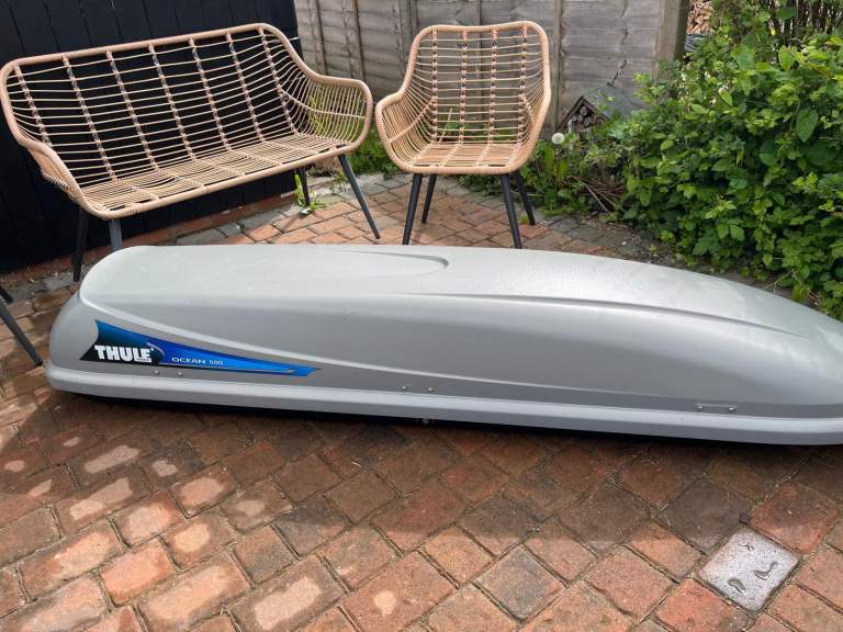 Car roof box