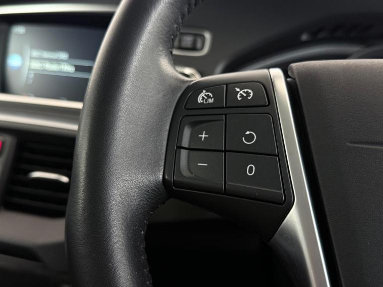 2016 Volvo V40 D2 [120] Momentum Nav Plus 5dr Geartronic HATCHBACK DIESEL Automatic