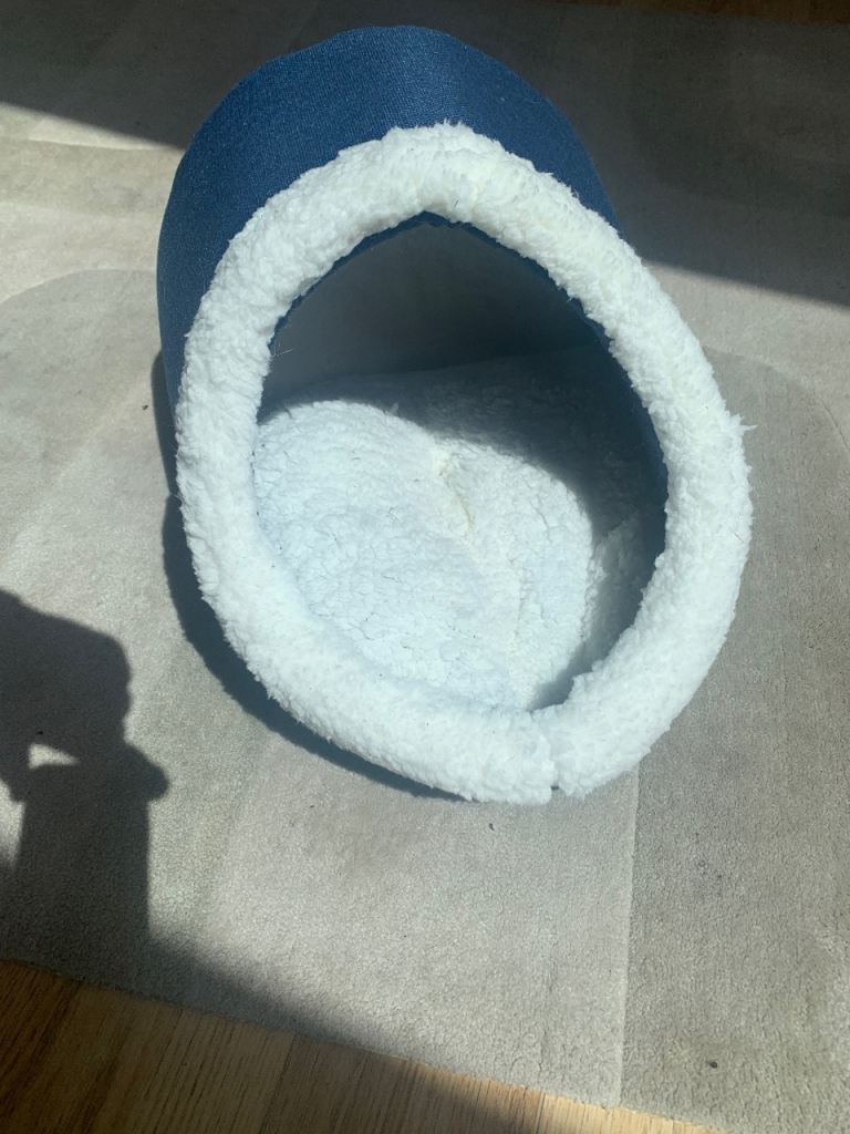 Lovely snug cat or small dog bed