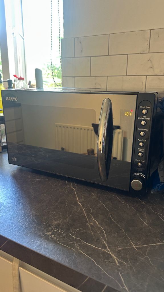 SANYO Black Microwave Oven – Good Working Order