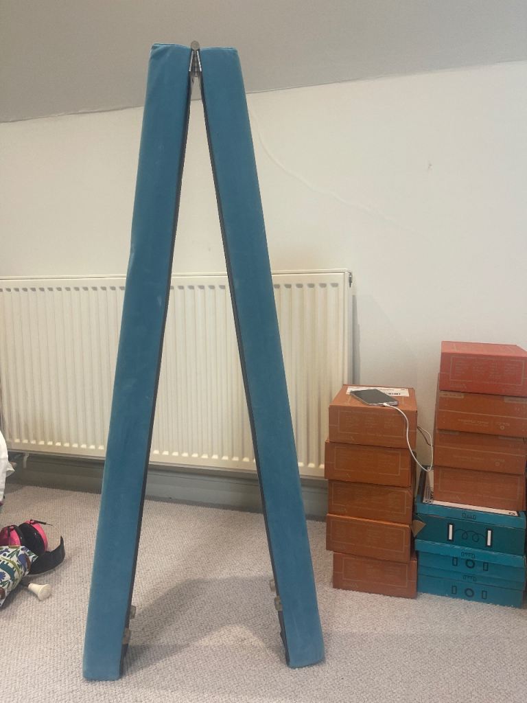 Folding gymnastics balance beam