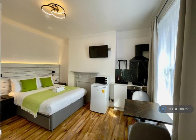 Studio flat in Westbourne, Dorset, BH4 (#2887581)