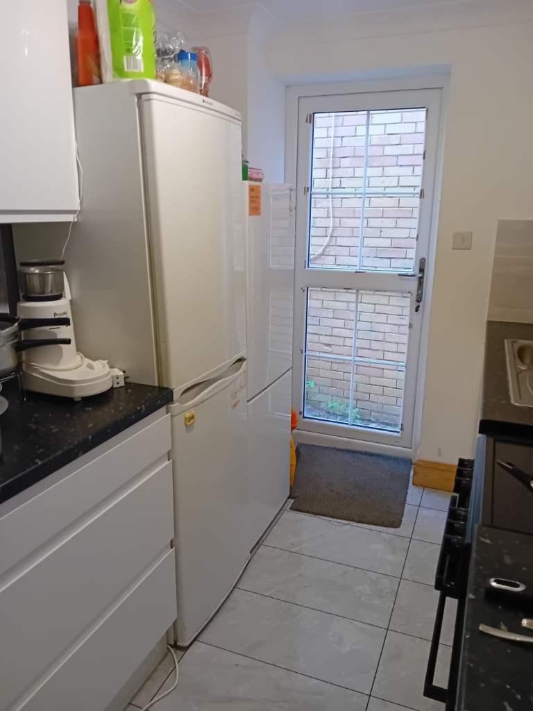 DOUBLE ROOM WITH EN SUITE FOR RENT IN FAR BLETCHLEY, MK3.