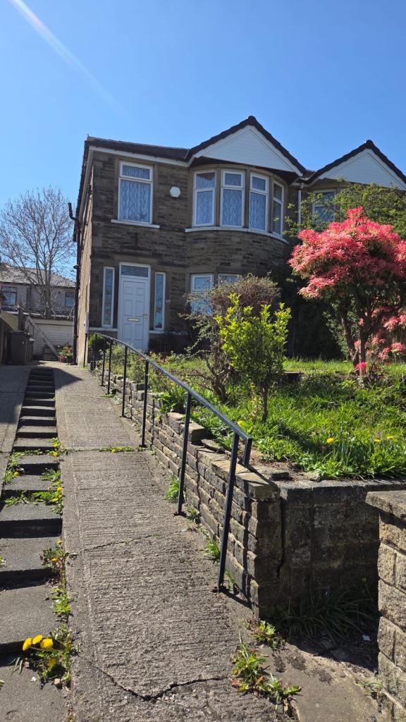 3-Bedroom House for Rent – Moore Avenue, Bradford (Highly Sought-After Area)