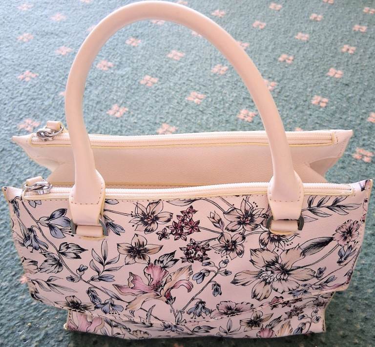  “FIORELLI” LOVELY HANDBAG. 