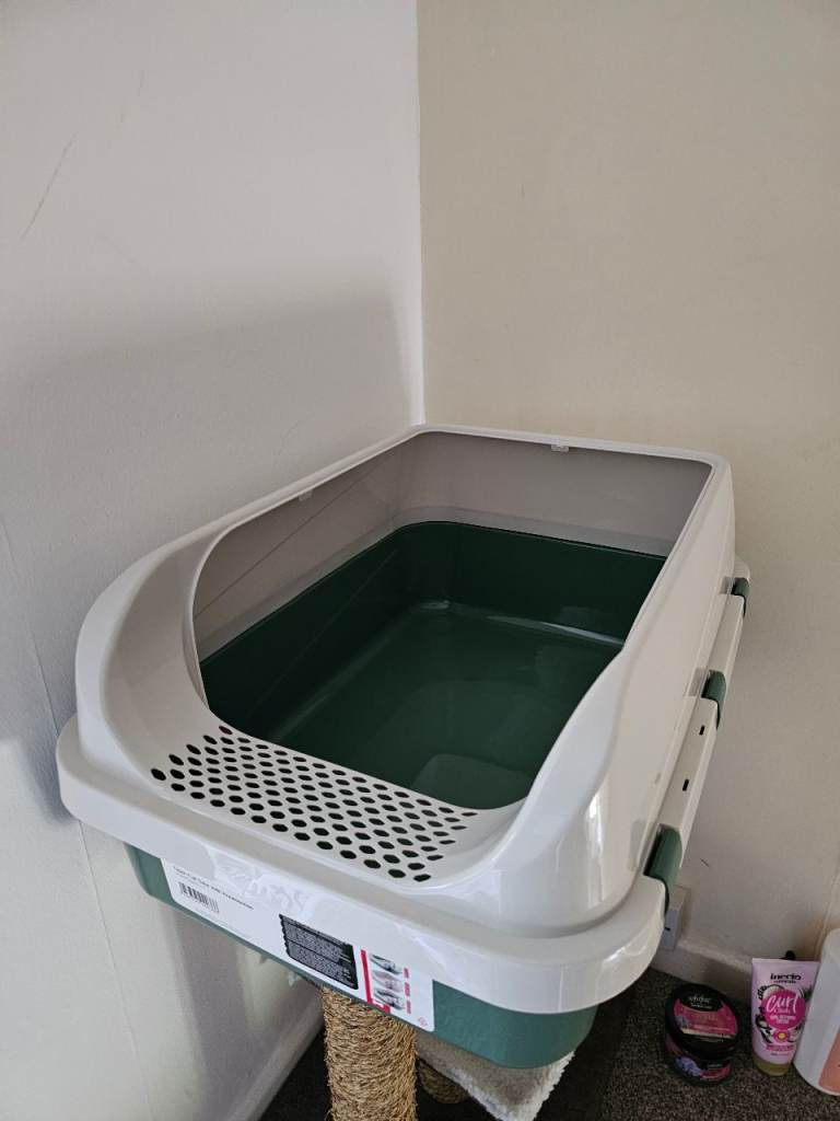 Larger sized litter tray, like new as used only once! £10