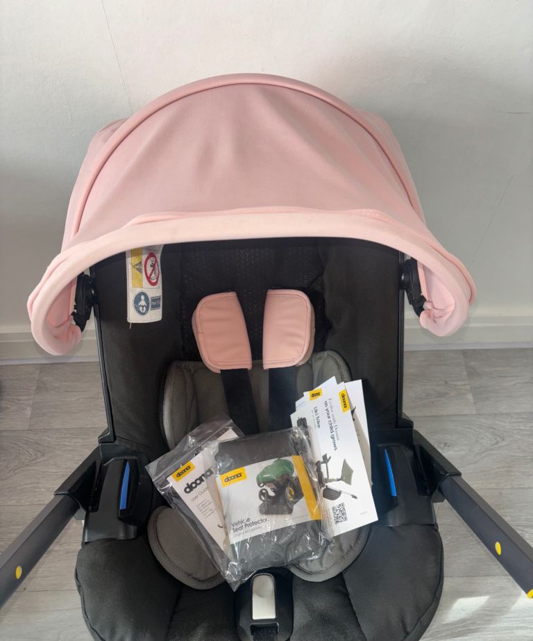 Pink doona stroller/ car seat great condition 