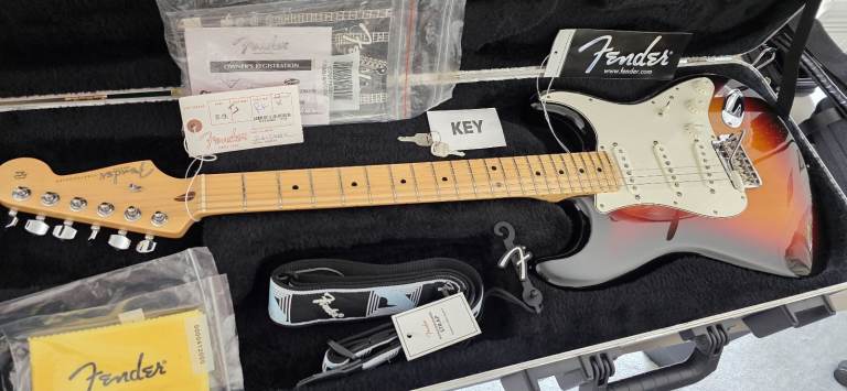 FENDER STRATOCASTER AMERICAN SERIES 3  STANDARD - MINT - ORIGINAL FENDER HARDCASE - ALL CASE CANDY