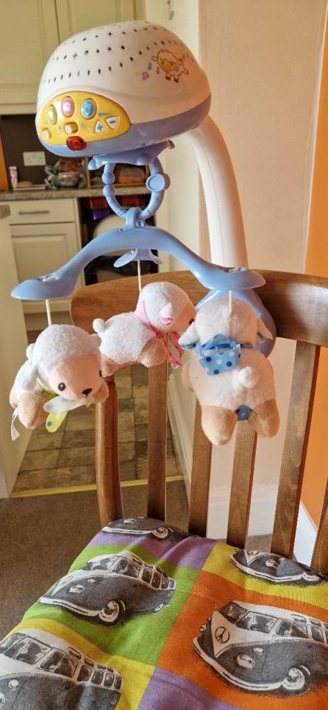 LULLABY COT MOBILE. VERY GOOD CONDITION. INC BATTERIES.