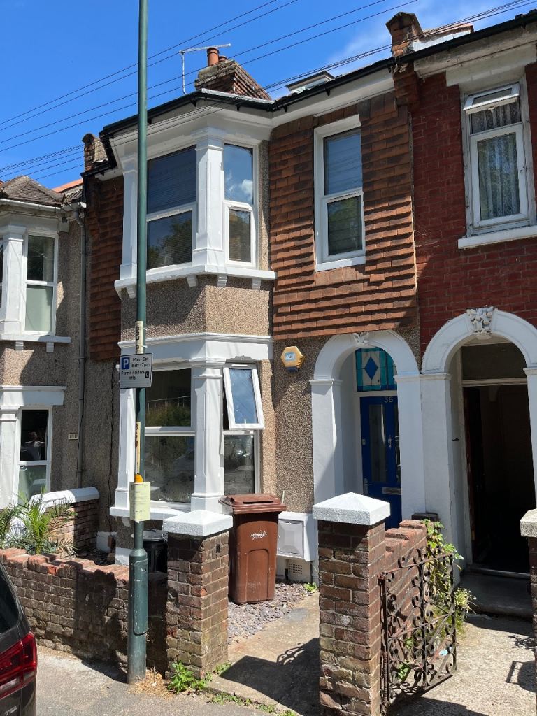 Self contained bedsit available Chatham station