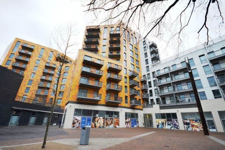 (Only one other tenant+ALL BILLS).. DOUBLE Room in Canning Town, E16 2UF for £1100pcm AVAILABLE NOW!