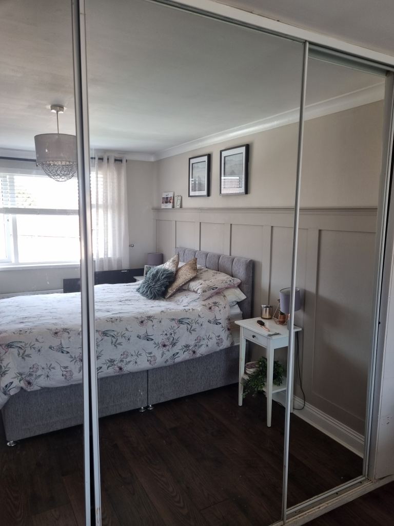 Mirrored sliderobe doors