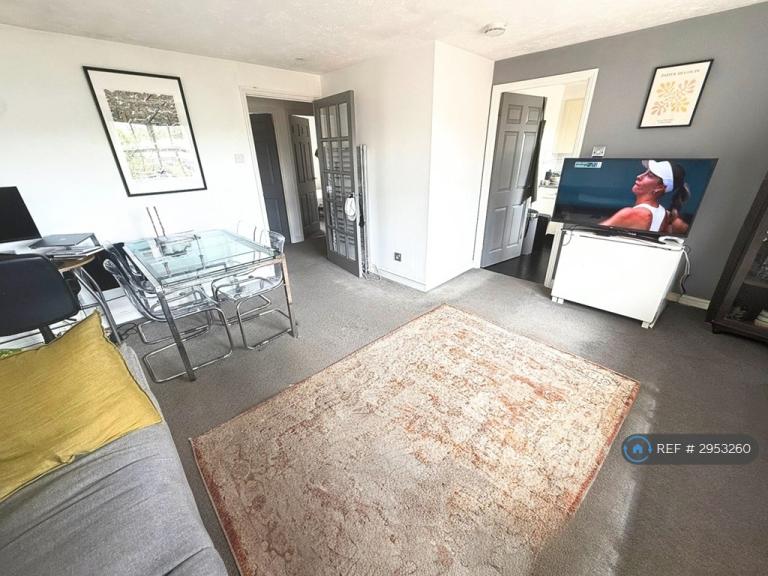2 bedroom flat in Macmillan Way, London, SW17 (2 bed) (#2953260)