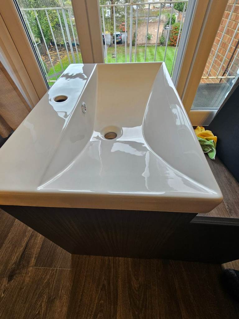 BRAND NEW Nuie Arno 600mm Wall-Hung 2-Door Vanity Unit & Ceramic Basin – Solace Oak