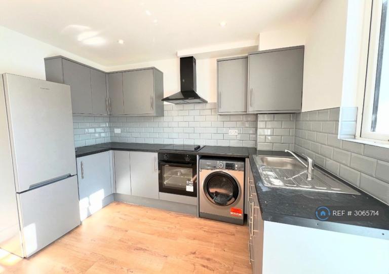 2 bedroom flat in Markhouse Road, London, E17 (2 bed) (#3065714)