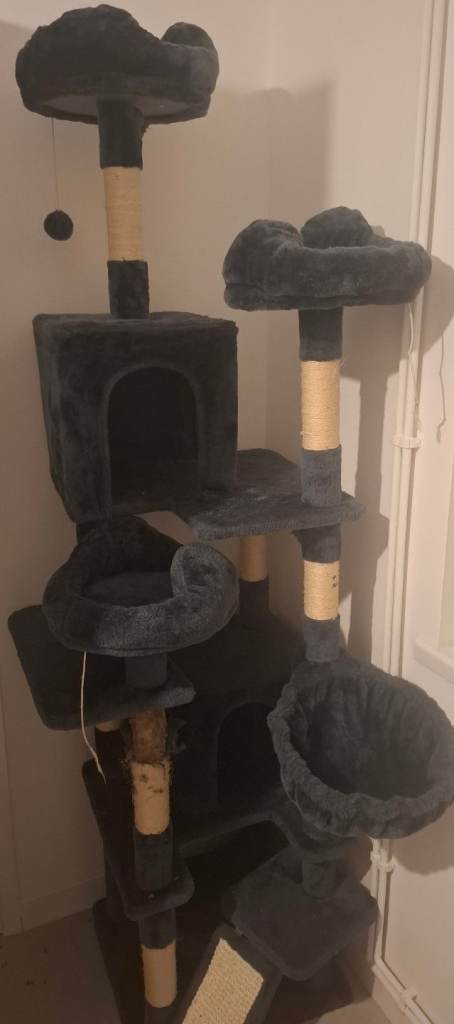 Approx 7ft cat tree 
