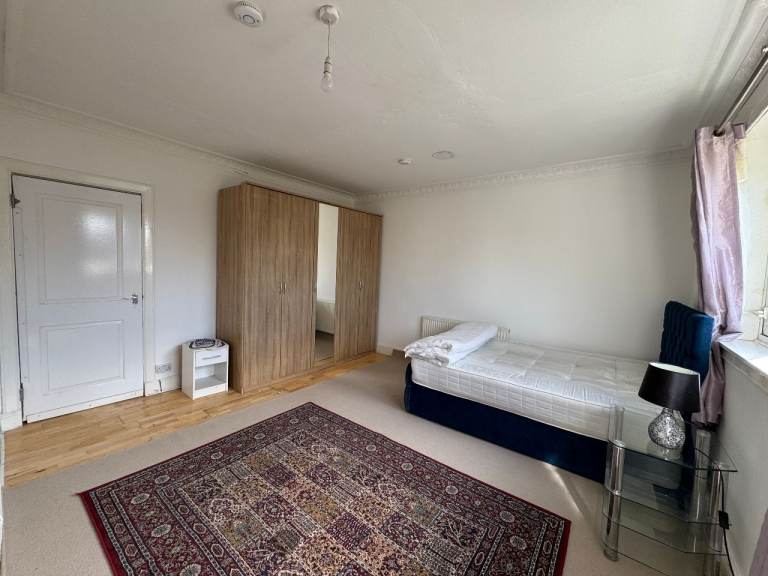 Large Furnished Room - Bills Inc - G73 1JB