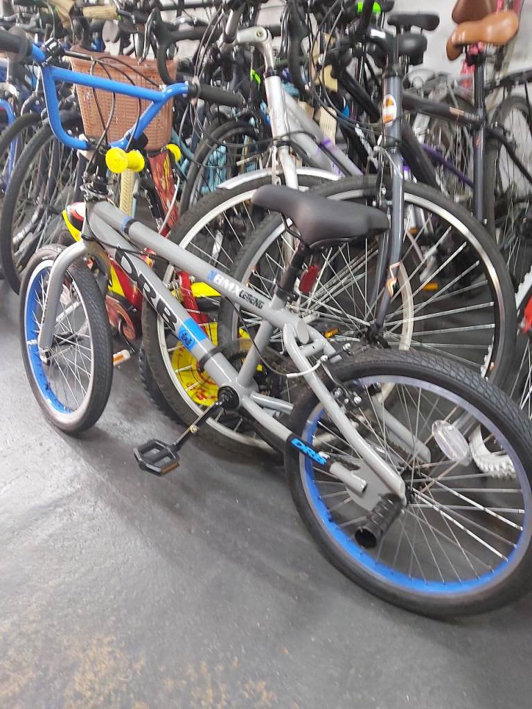 Free Agent Ambush BMX Bike – Grey with Blue Rims, Good Condition