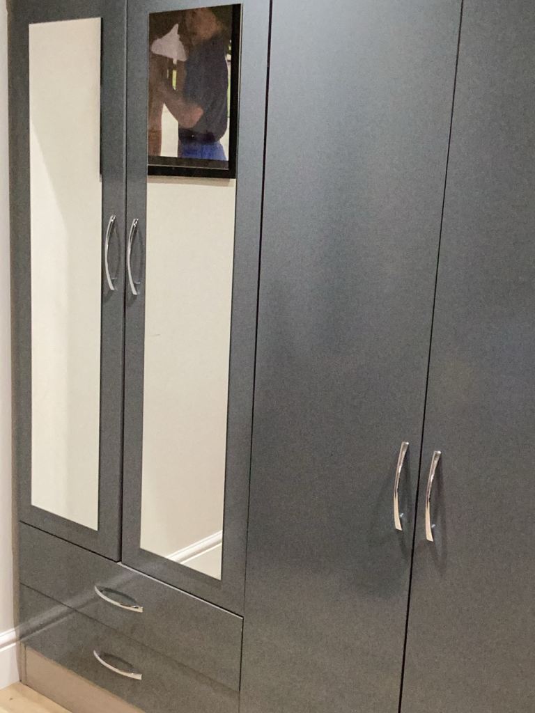 Double wardrobe with mirrored doors 