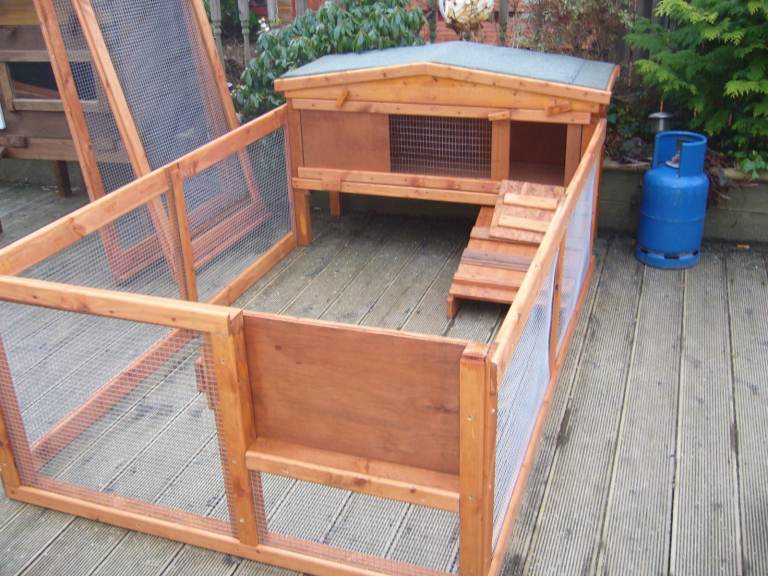 X3RABBIT HUTCH ROBUST   NON ROTT BASE  12120 WIDE £45  WALK IN MESH S 6X3FT £30 EACH  SHOWROOM     