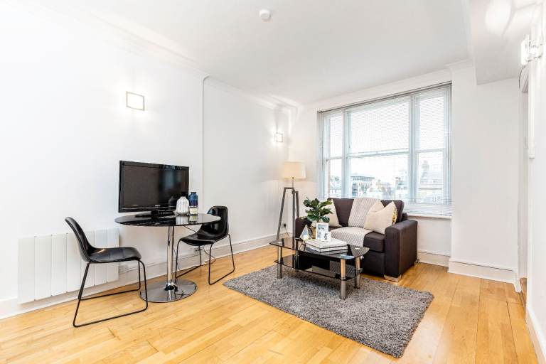 Seventh floor studio apartment in Mayfair W1J