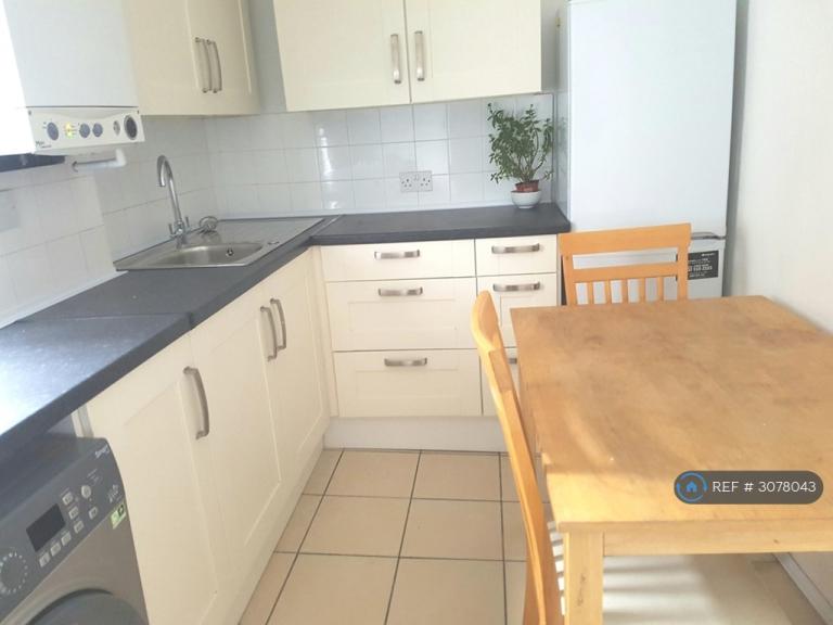 4 bedroom flat in Wightman Road, Turnpike Lane, N8 (4 bed) (#3078043)