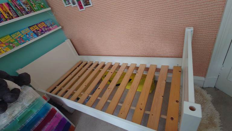 Single wooden bedframe