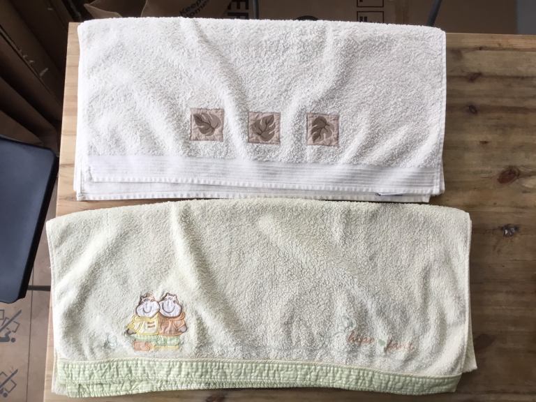 2 Blankets, thick and big.   128cm x 63cm 