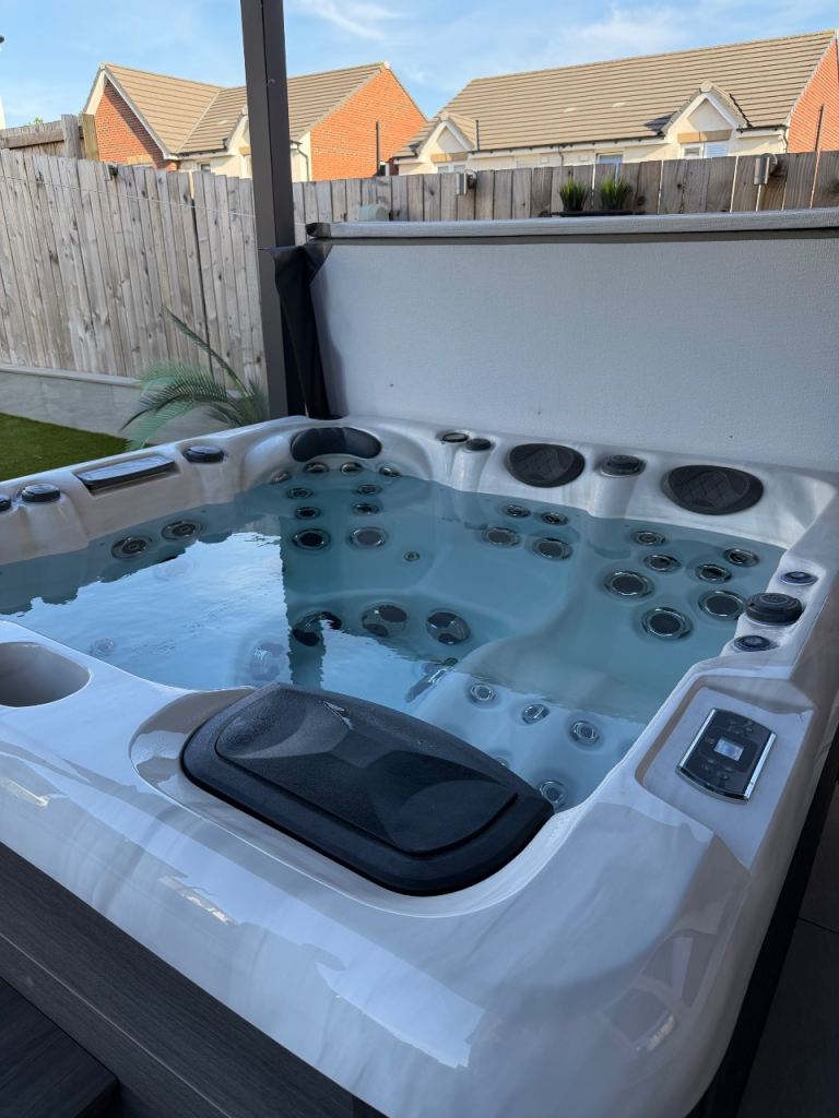 Hot tub and pergola 