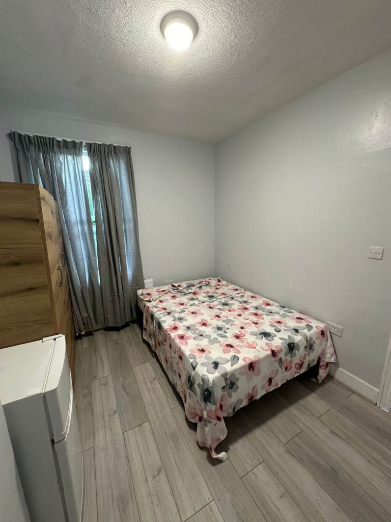 DOUBLE ROOM AVAILABLE NOW Tottenham Hale ,  N17 – 3 minutes from station